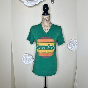 NTM: Oliver & Otis Graphic Green V Neck Short Sleeve T Shirt in Size Small